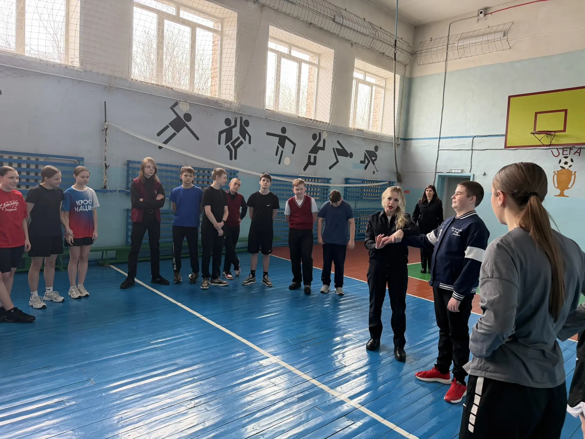 Стражи порядка провели занятие для обучающихся правоохранительного класса по самообороне и боевым приемам борьбы..